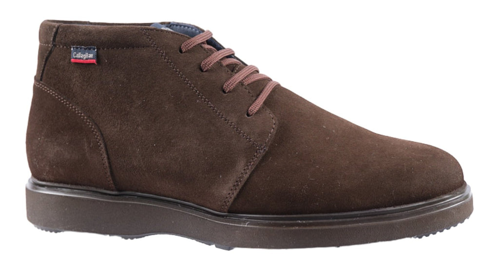 Comfortable men's brown suede laced boots.