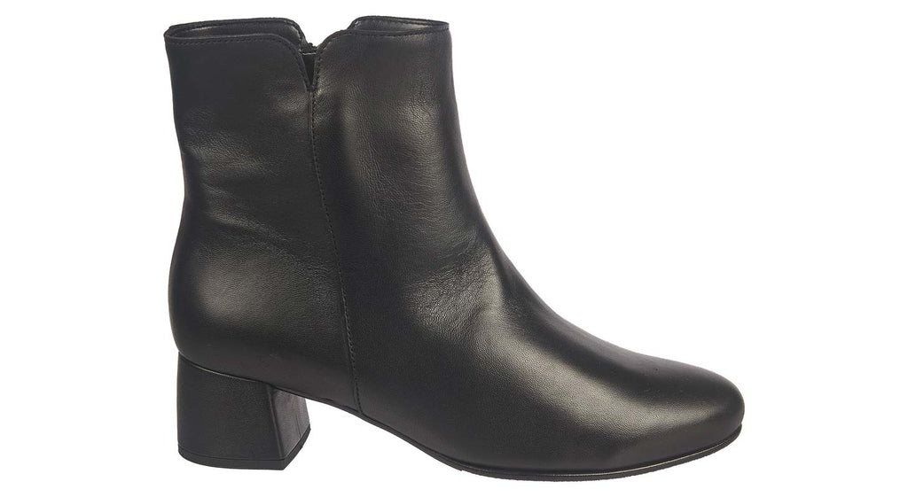 Gabor heeled boots in black leather