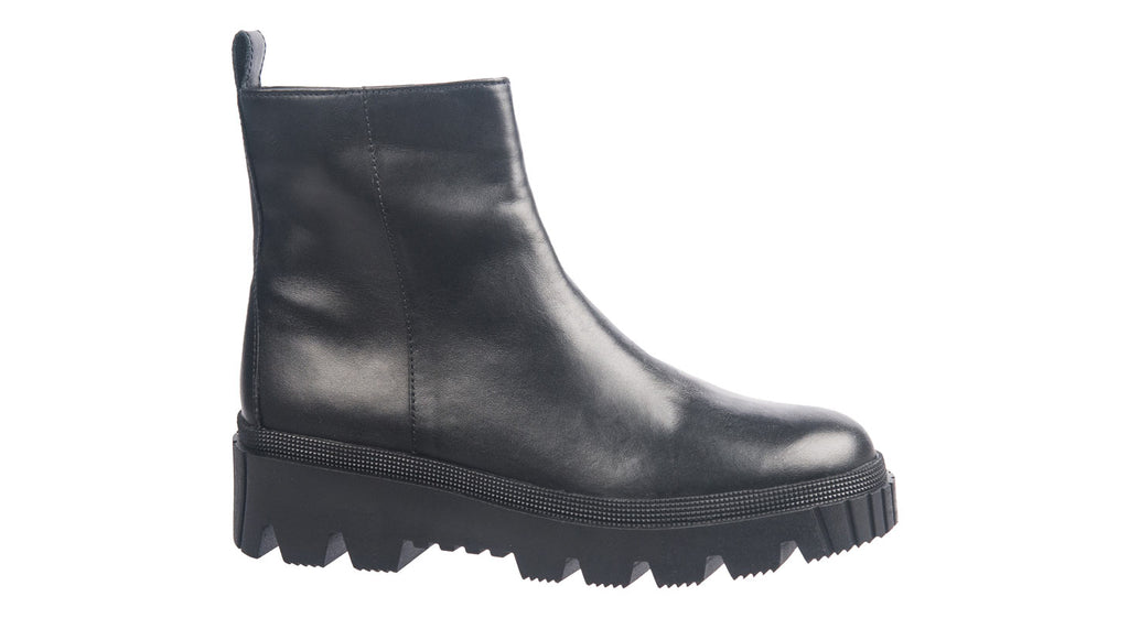 Gabor flat boots in black leather