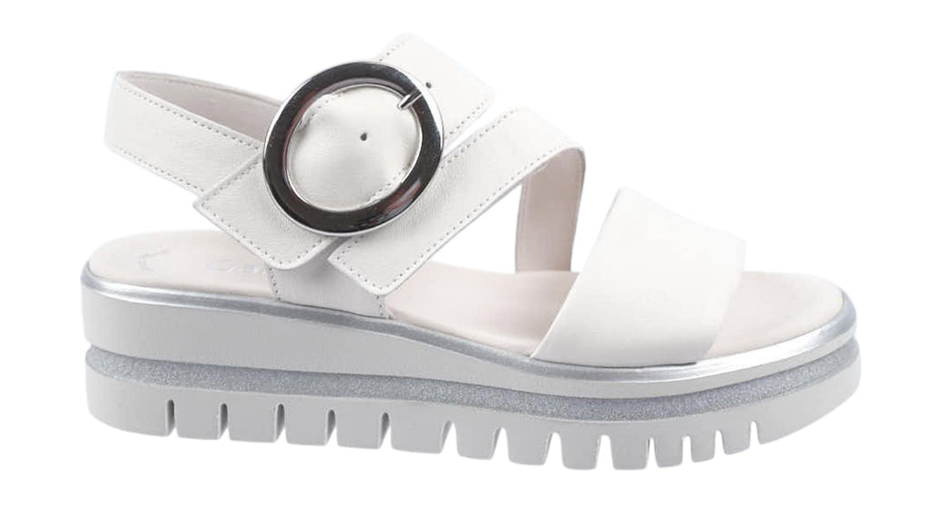 Cream leather flatt sandals with circular buckle