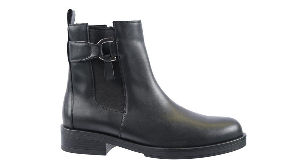 Black leather boot with inside zip