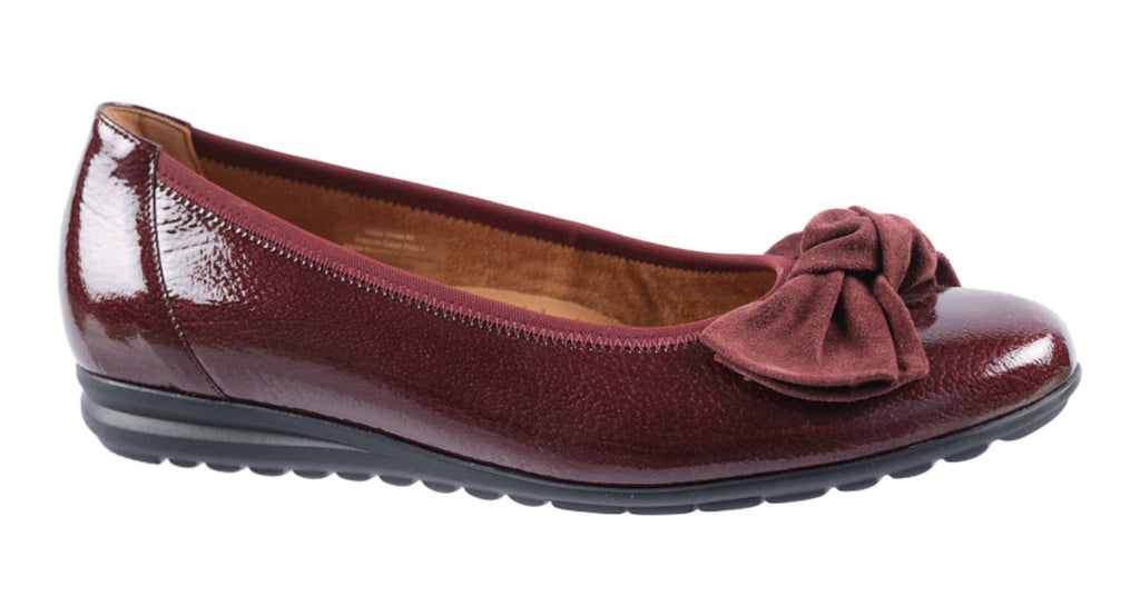 Wine patent leather pump with suede bow trim