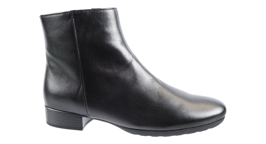 Black leather boot. H (Wide) fitting