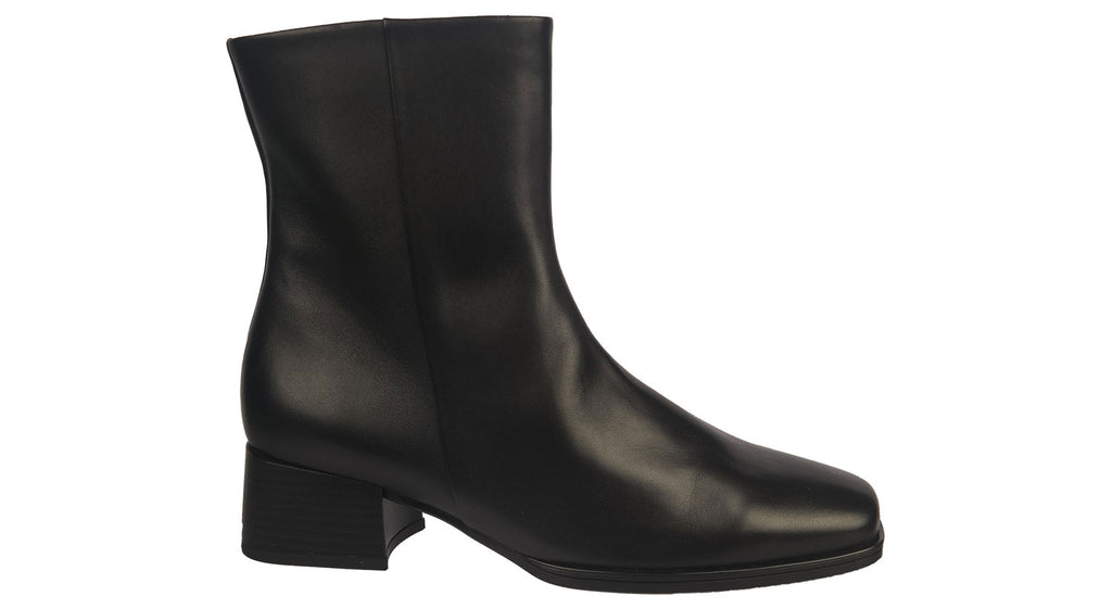 Gabor heeled boots in soft black leather