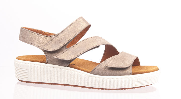 Pearlised beige suede sandal