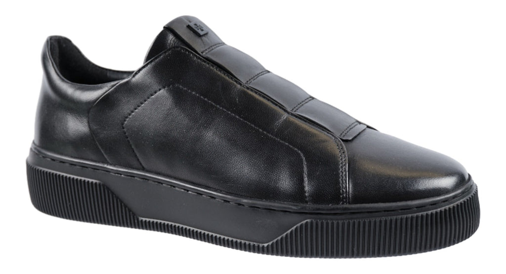 Black leather sneaker with elastic ties