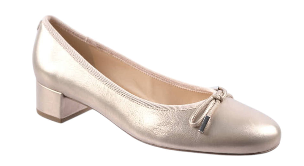 Pale gold leather court shoe with bow detail