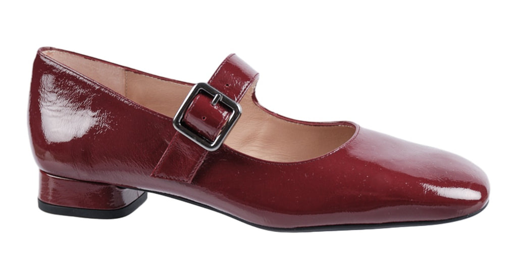Mary Jane shoe in wine patent leather