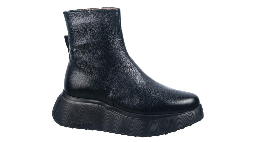 Wonders women's boots in black leather on a light sole