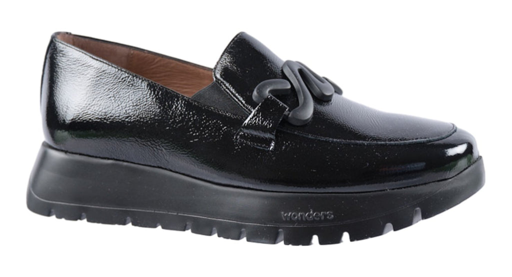 Black patent leather wedge with trim
