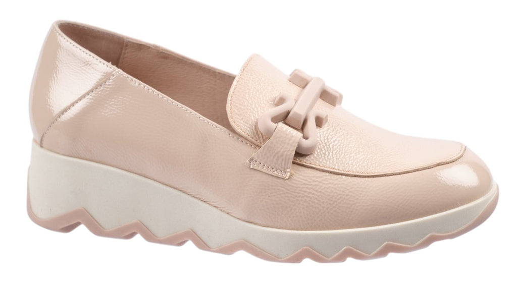 Wonders nude patent leather wedge shoe with trim