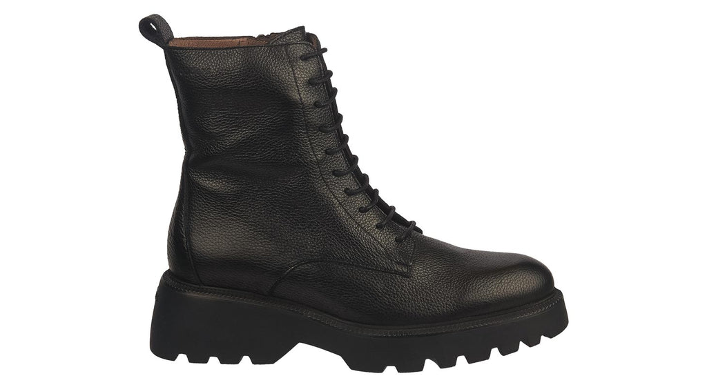 Wonders laced flat boots in black leather