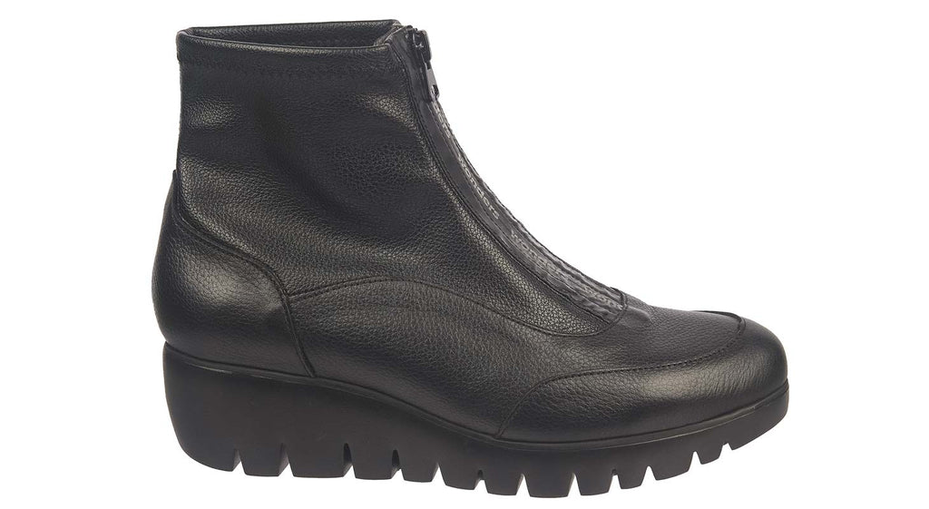 Wonders flat black leather boots with zip