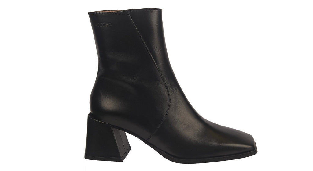 Wonders heeled boots in black leather