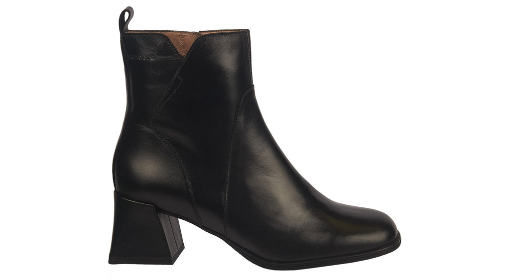 Wonders black leather heeled boots