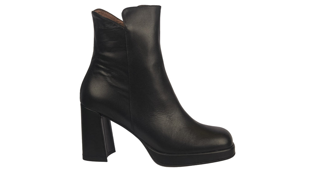 Wonders heeled boots in black leather
