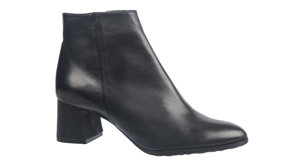 Italian ladies ankle boots in black leather from Alberto Zago