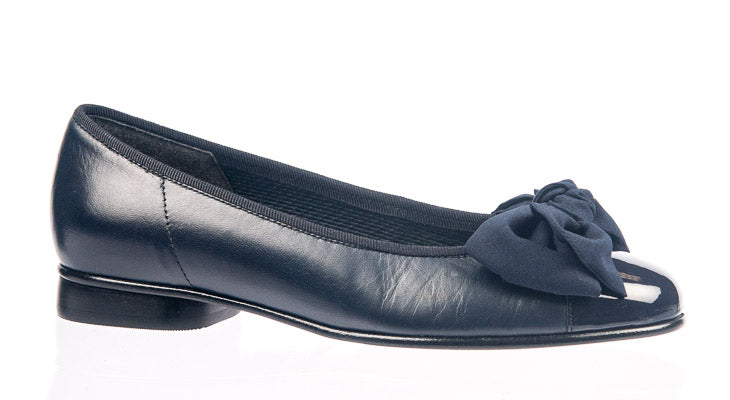 Gabor navy pump shoe with bow