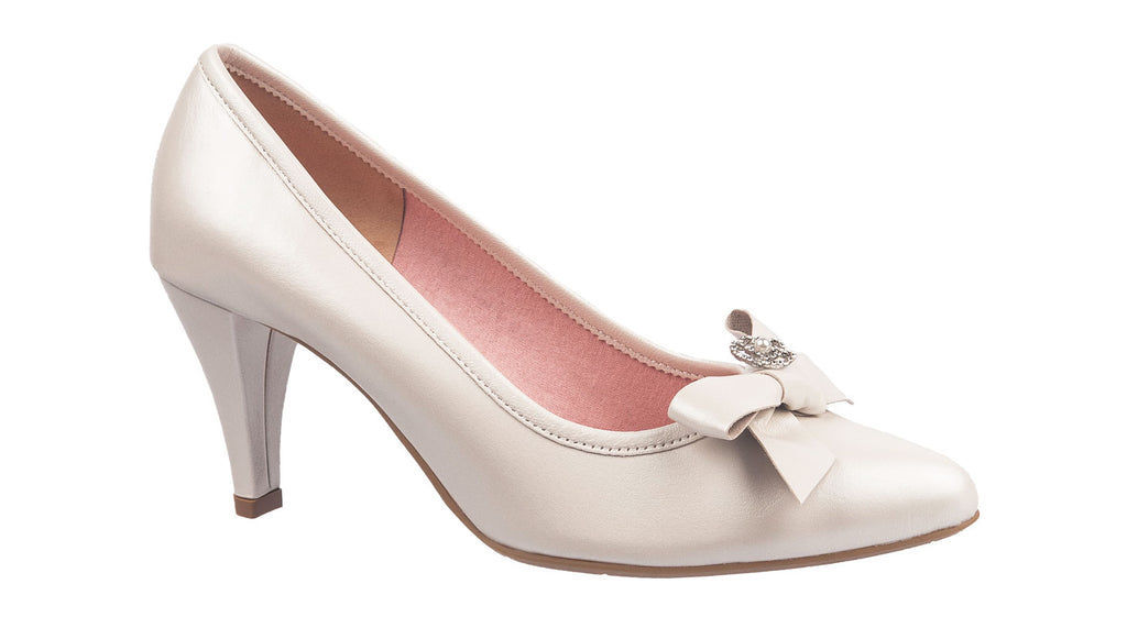 Le Babe shoes in cream leather with bow detail